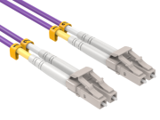 En les aplicacions pràctiques, quina és la velocitat de transmission de cable òptic de fibre OM4?