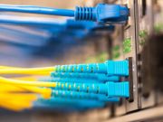 Què és la finestra d'entrada/ sortida òptica més emprada per a plafons de fibre òptics